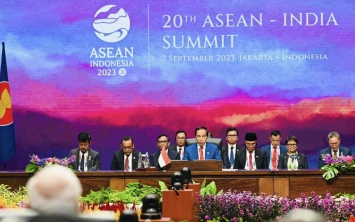 Presiden Joko Widodo saat memimpin KTT ke-26 ASEAN Plus Three (APT) yang digelar di Ruang Cenderawasih, Jakarta Convention Center (JCC), Jakarta, pada Rabu, 6 September 2023.