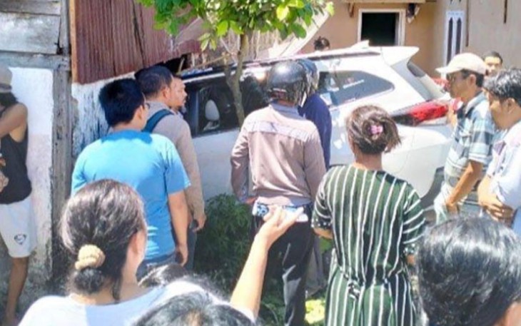 Pasca kejadian lakalantas, warga berkerumun disekitar TKP