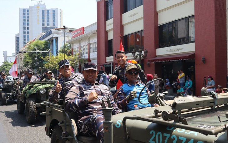 Danlantamal V Laksamana Pertama TNI Eko Wahjono mengikuti kirab Kota Surabaya 