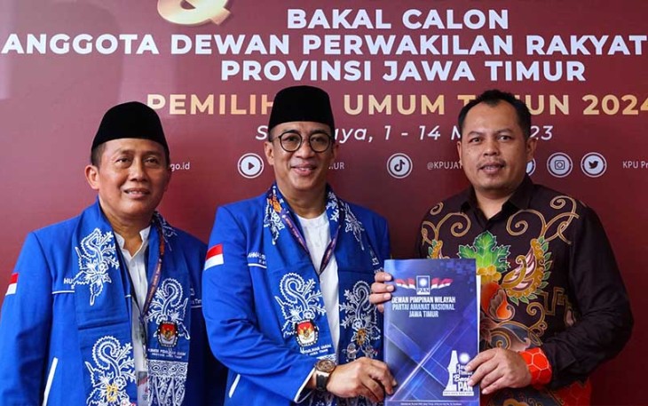 DPW PAN Jawa Timur saat mendaftarkan 120 bakal calon anggota legislatif (bacaleg) di Kantor KPU Jatim, Jum'at, 12 Mei 2023.
