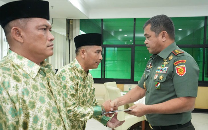 Pangkostrad Letjen TNI Maruli Simanjuntak, M.Sc., saat Lepas Peserta Umrah Gelombang Tiga
