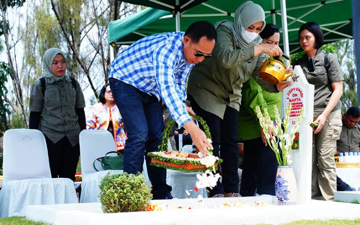 Panglima TNI Jenderal TNI Agus Subiyanto didampingi istri di sela-sela kesibukannya melakukan ziarah ke makam Ayahanda tercinta Serka (Purn) Dedy Unadi di Taman Makam Bahagia Cikutra Bandung, Minggu (10/12/2023).