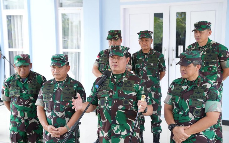 Panglima TNI Laksamana TNI Yudo Margono, S.E., M.M. didampingi Kasad Jenderal TNI Dudung Abdurachman, S.E., M.M. saat konferensi perss (konpres) di Lanud Yohanis Kapiyau Timika, Papua, Selasa (18/4/2023).