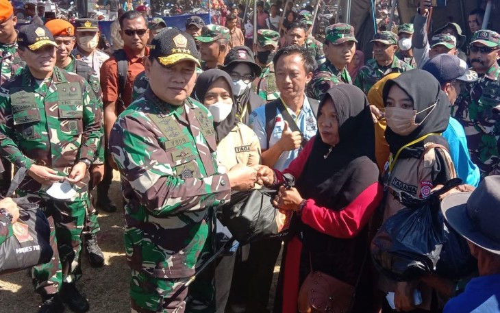 Panglima TNI Laksamana TNI Yudo Margono, S.E.,M.M. beserta Kasad, Kasal dan Kasau bersama jajarannya hadir secara langsung membuka kegiatan baksos di Balai Desa Sumberejo dan Lapangan Sukorejo, Desa Sumberejo, Banyuputih, Situbondo, Jawa Timur, Selasa (1/8/2023).