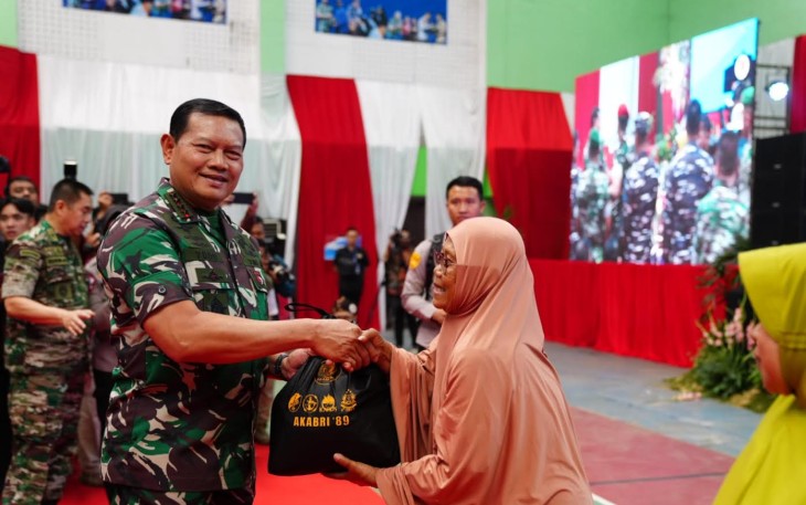 Panglima TNI Laksamana TNI Yudo Margono, S.E.,M.M., saat meninjau Bakti Kesehatan dan Bakti Sosial serta Video Conference kepada seluruh Jajaran TNI-Polri Leting 89 yang tergabung dalam paguyuban Alumni Lembah Tidar (Altar 89) bertempat di Gor Sukapura Dadaha, Kota Tasikmalaya, Jawa Barat, Sabtu (26/8/2023). 