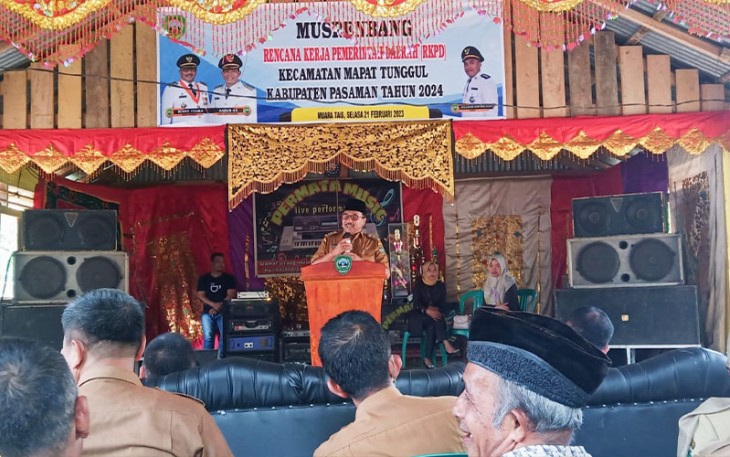 Bupati H. Benny Utama saat mengawali sambutannya di arena Musrenbang Kecamatan Mapattunggul yang dipadati masyarakat Muara Tais, Selasa (21/02).