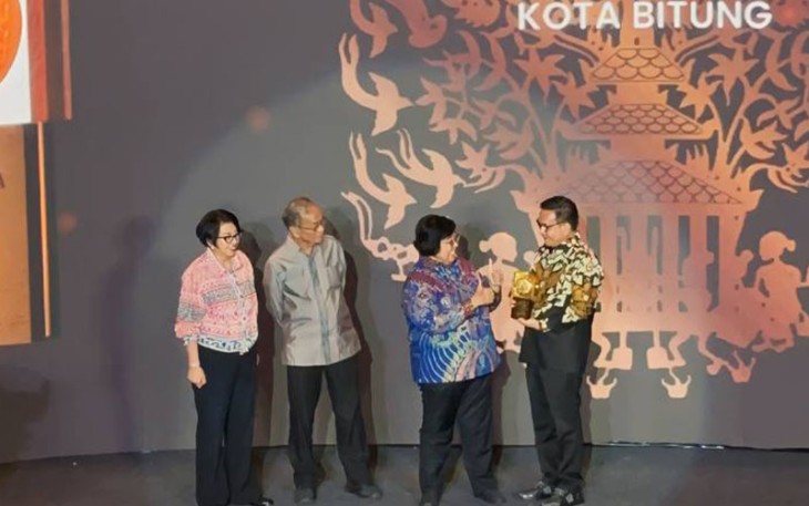 Walikota Bitung saat menerima piala penghargaan Adipura Kencana 2022 dari menteri Lingkungan Hidup dan Kehutanan RI