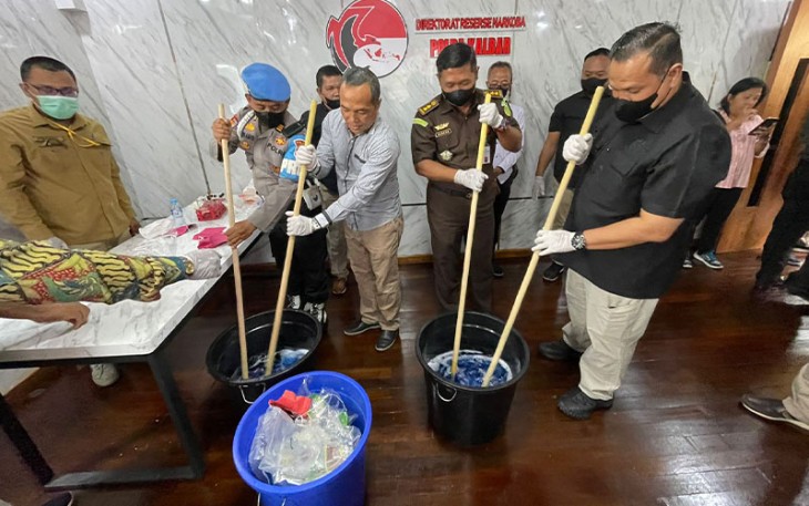 Pemusnahan terhadap barang bukti narkoba sebanyak 7,6 Kilogram Sabu, Selasa (12/9).
