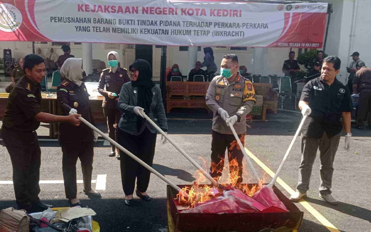 Kajari Kota Kediri saat Musnahkan Barang Bukti 67 Sak Pupuk Palsu