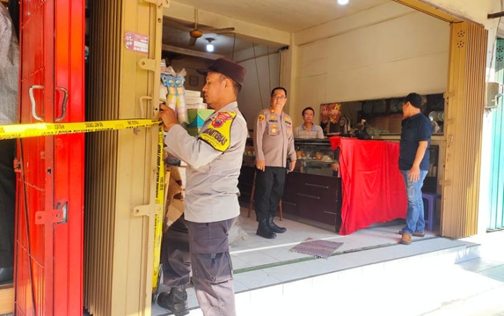 Petugas saat pasang garis polisi di toko emas "Sahabatku" Cepu