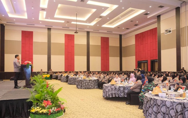 Kapolda Sulsel Irjen Pol Drs. Setyo Boedi Moempoeni Harso, S.H., M.Hum saat Hadiri HUT Polwan Ke-75 Tahun 2023.