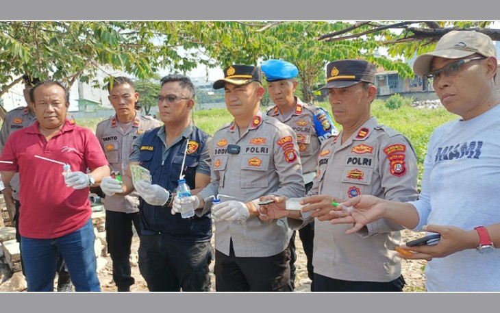 Kapolsek Palmerah Polres Metro Jakarta Barat Kompol Dodi Abdulrohim dan jajaran saat amankan barang bukti