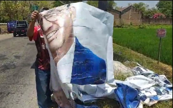 Kader Demokrat sedang menurunkan baliho bergambar Anies Baswedan yang terpasang di salah satu titik lokasi daerah pemilihan di Karanganyar, Jumat (1/9/2023).