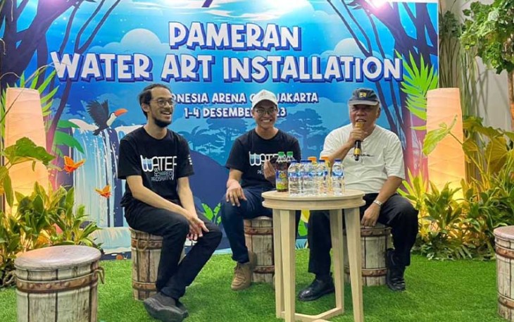Menteri PUPR Basuki Hadimuljono melakukan peninjauan pada Pameran Water Art Installation yang diselenggarakan oleh Kementerian PUPR di Indonesia Arena, Kompleks GBK-Senayan, Jakarta, Minggu (3/12/2023).