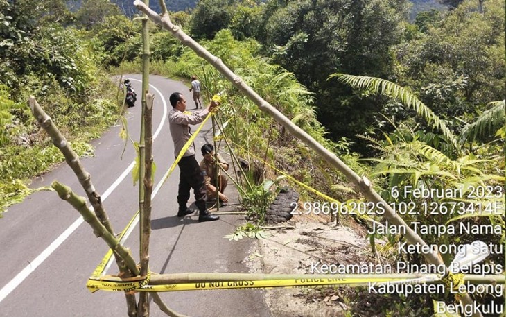 Bhabinkamtibmas bersama Pilar Desa saat Pasang Pagar dan Garis Polisi