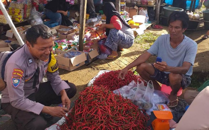Bhabinkamtibmas Polsek Karang Tinggi saat Sambangi Pasar