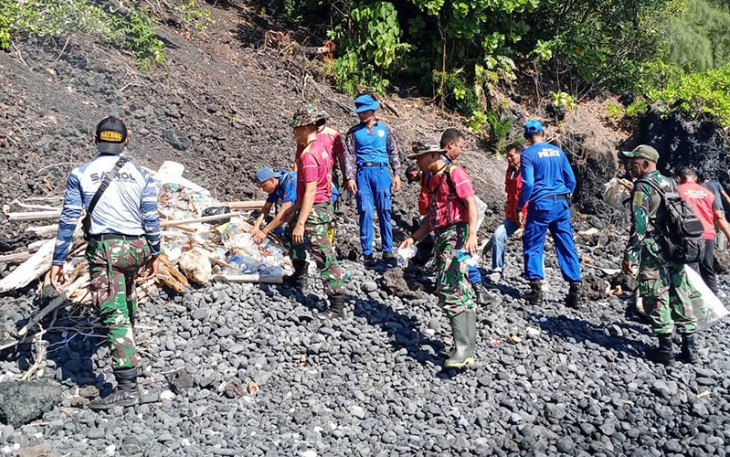 Personil gabungan saat melaksanakan karya bakti bersih-bersih pantai dan laut taman wisata alam (TWA) Batu Angus
