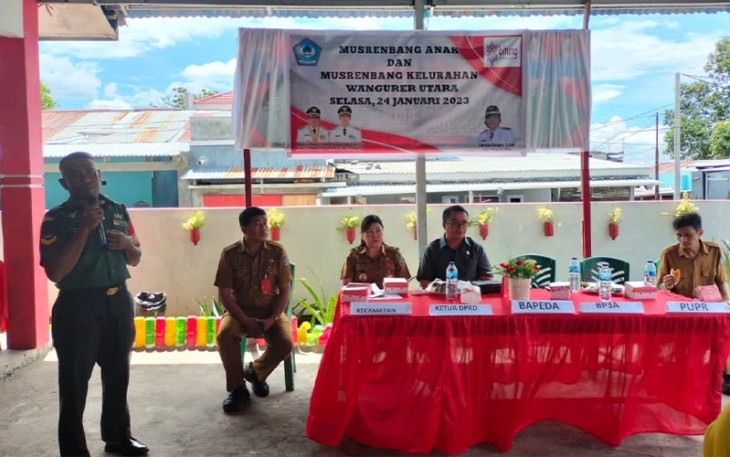 Sertu Vikran Lamakara saat memberikan sosialisasi