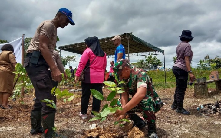 Danramil 1710-02/Timika, Kapten Inf Ahmad Zaeni saat turut serta dalam acara Polri Lestari Negeri