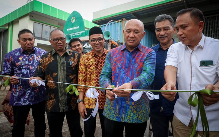 Menteri Teten saat melakukan gunting pita sebagai simbolis peresmian ekspor rumput laut ke China, di Makassar, Sulsel, Sabtu (4/11/2023).