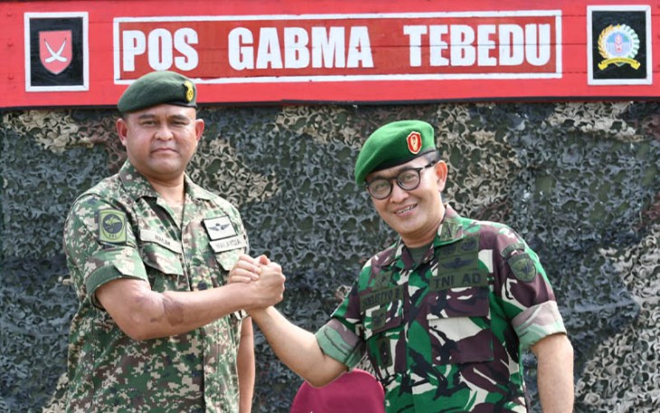 Foto bersama usai Pembukaan Patroli Terkoordinasi antara TNI AD yakni Satgas Pamtas RI-MLY Yonarmed 16/Tk dengan 13 RAME TDM, pada Minggu (05/11/2023). 