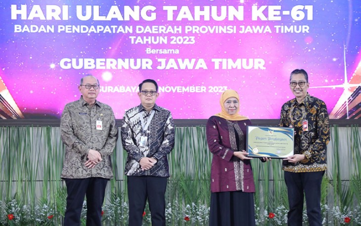 Penghargaan diserahkan langsung oleh Gubernur Jawa Timur  Khofifah Indar Parawansa kepada Direktur Utama Bank Jatim Busrul Iman pada hari Jumat (24/11).