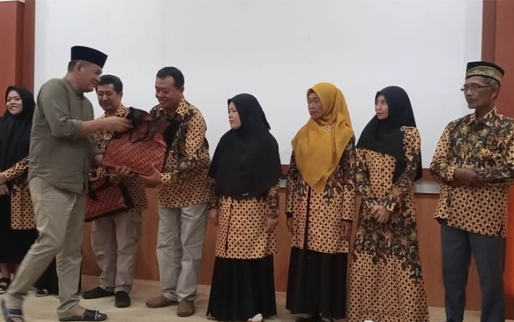 Prihanto saat memimpin persiapan pelepasan karyawan PUDAM Tirta Lawu umroh ke Tanah Suci, Jumat (1/12/2023) sore.