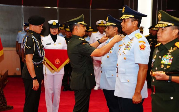 Kasum TNI Letjen TNI Bambang Ismawan, S.E., M.M., saat memimpin serah terima lima jabatan strategis di lingkungan Mabes TNI. 