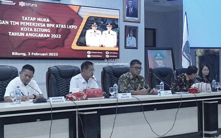 Wakil Walikota Bitung (tengah) saat memberikan sambutan pada tatap muka bersama tim pemeriksa BPK