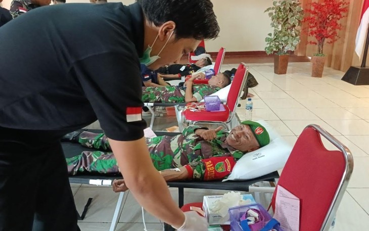 Personel Kodim 1710/Mimika saat Ikuti Donor Darah Peringati HUT Basarnas Ke-51