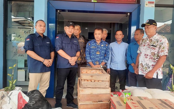  Penyerahan bantuan logistik dari PD Perpamsi Jawa Tengah untuk warga terdampak banjir di Kabupaten Pati, Selasa (17/1/2022).