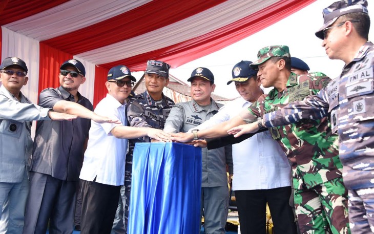 Penekanan tombol sirine sebagai tanda dimulainya pemasangan tiang pancang pembangunan Dermaga Bakamla di Setokok Batam, Kamis (13/4/2023).