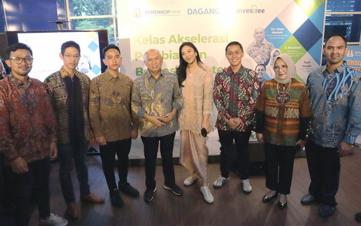 (ki-ka) Danang Kusuma, VP of Digital Partnerships & SME Loan Investree - Wilson Yanaprasetya, Co-Founder Dagangan - Gibran Rakabuming Raka, Wali Kota Surakarta - Drs. Teten Masduki, Menteri Koperasi dan UKM RI - Putri Tanjung, Staf Khusus Presiden RI - Wismaya Adi, VP of Business Development Dagangan - Ir. Siti Azizah, MBA, Deputi Bidang Kewirausahaan Kementerian Koperasi dan UKM - Ryan Manafe, CEO & Co-Founder Dagangan