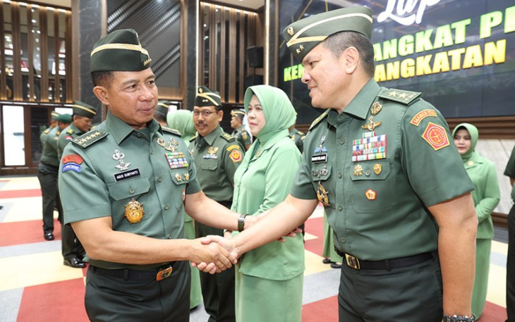 Kasad Jenderal TNI Agus Subiyanto, S.E., M.Si. saat memberikan selamat di Aula G.P.H. Djatikusumo Mabesad, Jakarta, Rabu (15/11/2023).