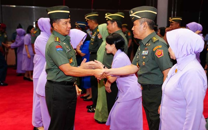 Panglima TNI Jenderal TNI Agus Subiyanto saat memberi ucapan selamat.