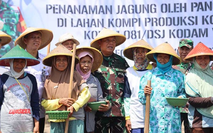 Pangdam V/Brawijaya saat Foto bersama Petani pada acara Tanam Jagung di Desa Ngeni Blitar