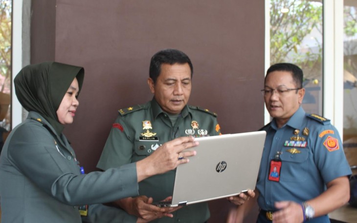 Srenum TNI menghadirkan Imam Resti Muhtahar, S.ST., M.M., selaku Kepala Seksi Pelayanan Sertifikasi Elektronik Balai Sertifikasi Elektronik (BSrE) BSSN sebagai narasumber.