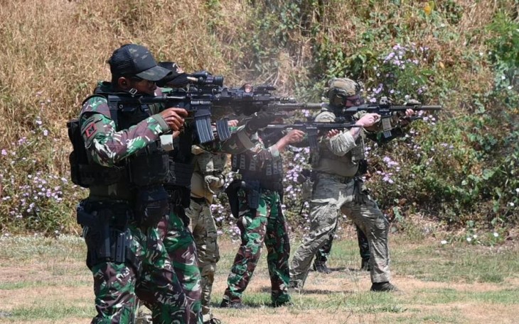 Pasukan Elit Koopssus TNI dan Amerika Latihan Menembak Marksmanship di lapangan tembak pangkalan udara angkatan laut Juanda, Jawa Timur, Minggu (27/08/2023).
