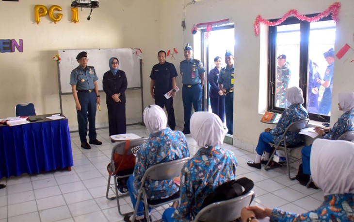 Komandan Lantamal VI saat berkunjung ke SMK Sekesal Hang Tuah Makassar