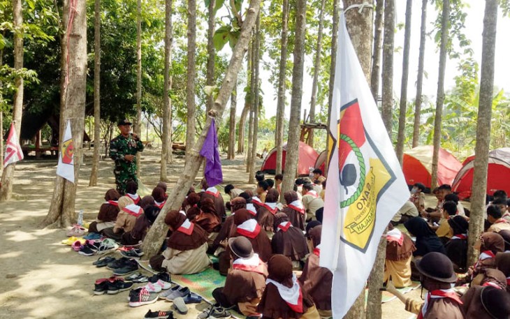 Danramil 17/Sawahan Kapten Inf Heru Purnomo saat memberikan materi wawasan kebangsaan kepada siswa MIT Bakti Ibu pada Sabtu (9/9/2023).