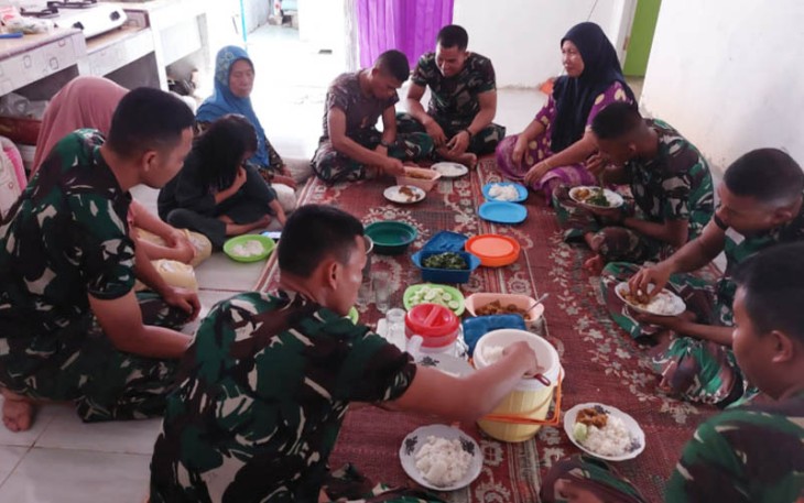 Keakraban Satgas TMMD dengan warga saat makan bersama