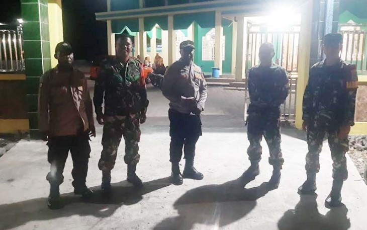 Babinsa 1710-07/Mapurujaya saat Amankan Kegiatan Shalat Tarawih di Wilayah Binaan   