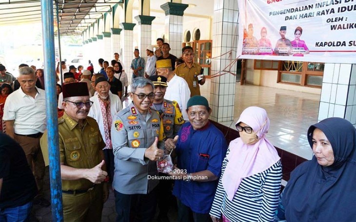 Walikota Bitung saat mendampingi Kapolda Sulut bagikan daging sapi