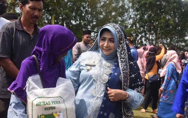 Wako Rahma saat Bagikan Beras Untuk Kaum Duafa 