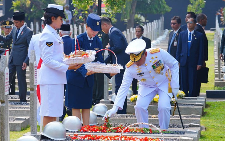Panglima TNI saat Tabur Bunga di TMP Kalibata