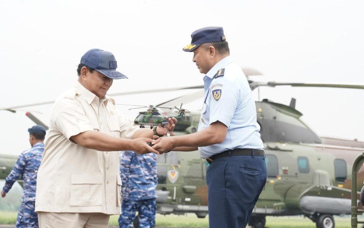 Menteri Pertahanan RI Prabowo Subianto saat menyerahkan delapan unit helikopter angkut berat H225M, kerja sama industri antara PTDI dengan Airbus Helicopters, Prancis, kepada Kepala Staf Angkatan Udara Marsekal TNI Fadjar Prasetyo di Lanud Atang Sendjaja Bogor, Jumat (1/12/2023). 