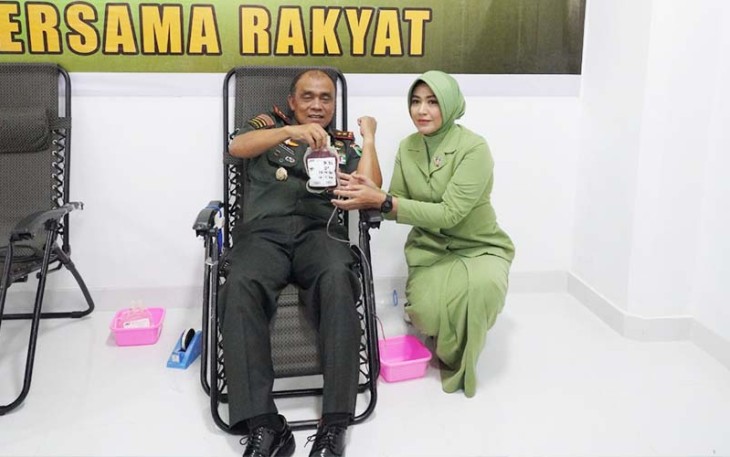 Pangdam XVIII/Kasuari, Mayjen TNI Ilyas Alamsyah, S.E., M.Tr.(Han)., CGCAE., didampingi Ketua Persit KCK Daerah XVIII/Kasuari, Ny. Vera Ilyas Alamsyah yang juga ikut dalam kegiatan donor darah.
