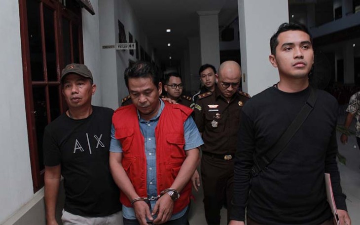 Tersangka (diborgol) saat diamankan