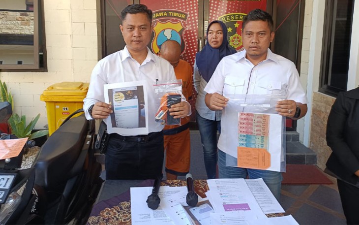 Petugas saat ekspos tersangka dan barang bukti, di Polres Malang, Rabu (20/12/2023).