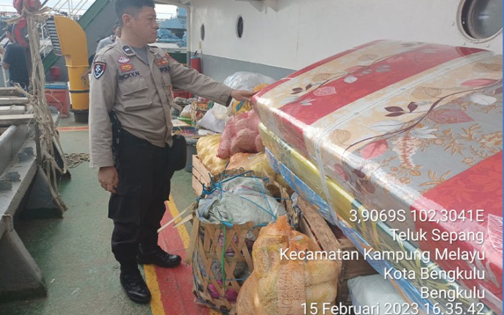 Patroli Polsek KSKP saat sambangi Pelabuhan Dermaga Pulau Baai